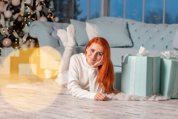 Belle Rousse Fille Excitée Ouverture Cadeaux Noël Près Sapin Noël — Photo