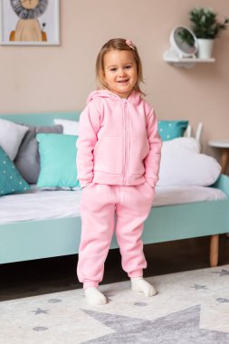 Odasında kostüm giymiş şirin küçük bir kız. Küçük manken konsepti