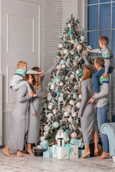 一个快乐的大家庭 有很多孩子在装饰圣诞树时很开心 圣诞节前夕 圣诞节气氛的概念 — 图库照片