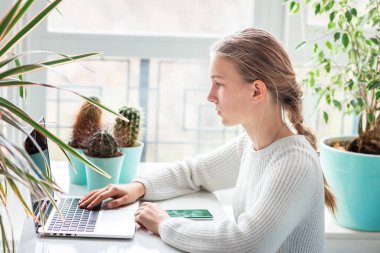 Güzel, genç bir kız, evinde bilgisayarla sanal bir sınıfta çalışıyor. Karantina sırasında uzaktan eğitim ve öğrenme kavramı