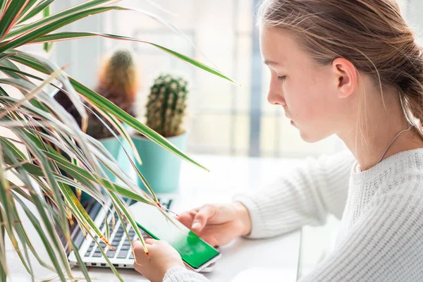 Schöne Junge Schulmädchen Teenageralter Die Hause Arbeitet Und Ihr Handy — Stockfoto