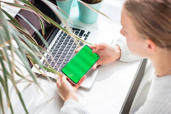 Piękna Nastolatka Pracująca Domu Sprawdzająca Swój Telefon Chromakey Zielony Ekran — Zdjęcie stockowe