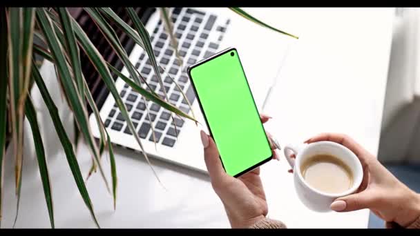 Mladá Žena Drží Mobilní Telefon Chroma Klíčem Zelené Obrazovce Prohlížení — Stock video