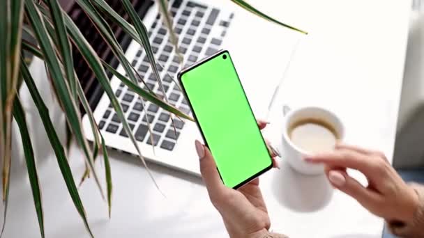 Mujer Joven Sosteniendo Teléfono Móvil Con Croma Key Pantalla Verde — Vídeos de Stock