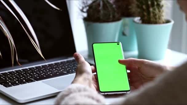 Маленький Школяр Дивиться Грає Телефоні Зосереджується Зеленому Екрані Мобільного Телефону — стокове відео