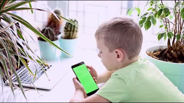 Mały Uczeń Ogląda Bawi Się Przez Telefon Skupia Się Chromakey — Wideo stockowe