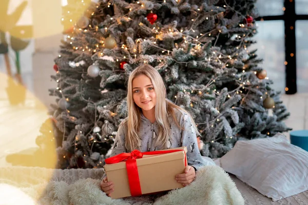 Весела Дівчина Підліток Відкриває Подарунки Хлопцю Піжамі Веселиться Біля Дерева — стокове фото