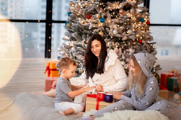 Boldog Vidám Család Karácsonyfa Mellett Anya Gyerekek Pizsamában Szórakoznak Mellett — Stock Fotó