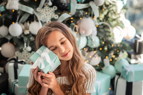 Щаслива Мрійлива Дівчина Підліток Різдвяною Подарунковою Коробкою Біля Ялинки — стокове фото