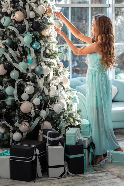 Прекрасна Дівчинка Підліток Прикрашає Ялинку Приміщенні Веселого Різдва Щасливих Свят — стокове фото