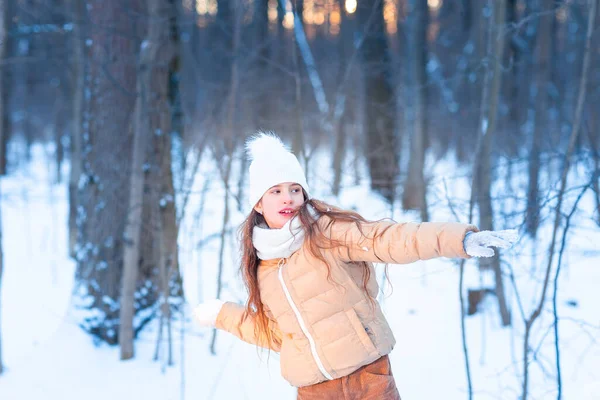 Cute Little Teenage Girl Zabawy Kulami Śnieżnymi Gotowy Rzucania Śniegu — Zdjęcie stockowe