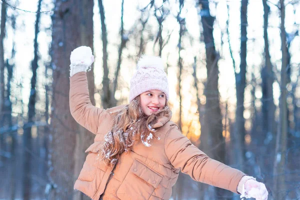 Cute Little Teenage Girl Zabawy Kulami Śnieżnymi Gotowy Rzucania Śniegu — Zdjęcie stockowe