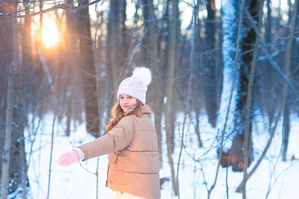 Schattig Klein Tienermeisje Dat Plezier Heeft Met Sneeuwballen Klaar Sneeuwbal — Stockfoto