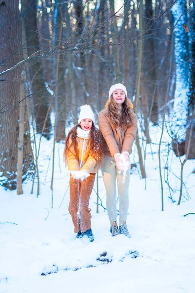 Dwie Nastolatki Bawiące Się Śniegiem Śnieżny Zimowy Dzień Lesie Gry — Zdjęcie stockowe