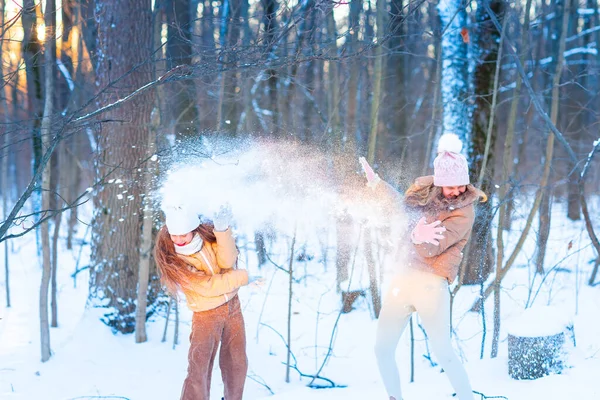 Duas Adolescentes Divertindo Brincando Com Neve Jogando Bolas Neve Tendo — Fotografia de Stock