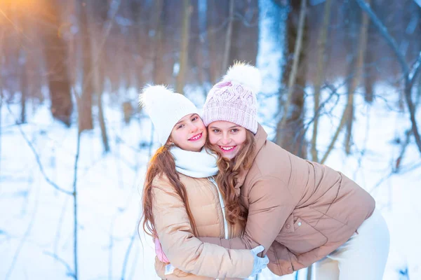 Twee Tienermeisjes Die Plezier Hebben Met Sneeuw Een Besneeuwde Winterdag — Stockfoto