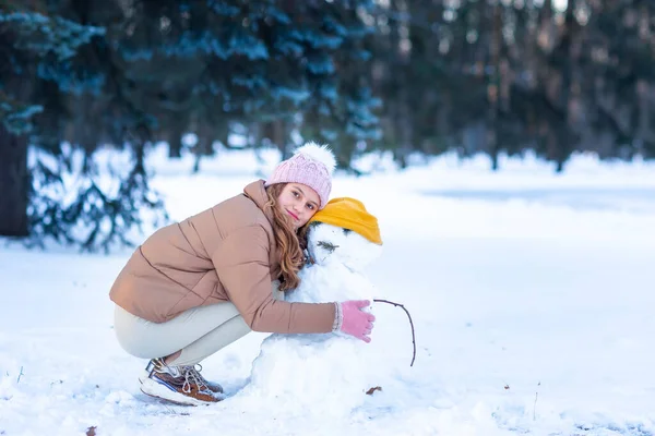Menina Adolescente Bonito Divertindo Jogando Fazendo Boneco Neve Floresta Inverno — Fotografia de Stock