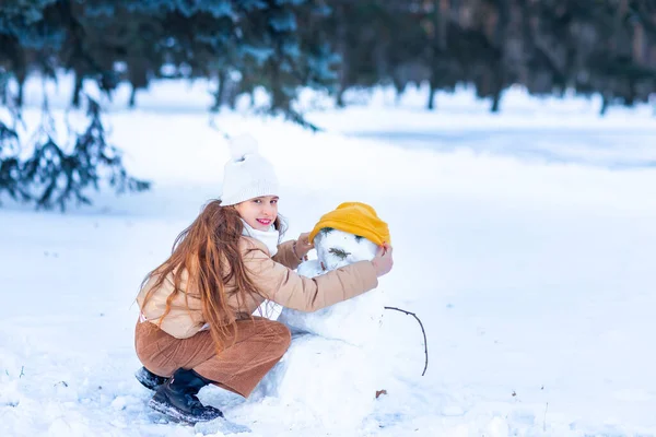 Menina Adolescente Bonito Divertindo Jogando Fazendo Boneco Neve Floresta Inverno — Fotografia de Stock