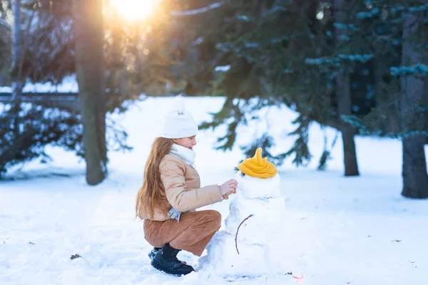 Cute Little Teenage Girl Zabawy Dokonywania Bałwana Śnieżnym Lesie Zimowym — Zdjęcie stockowe