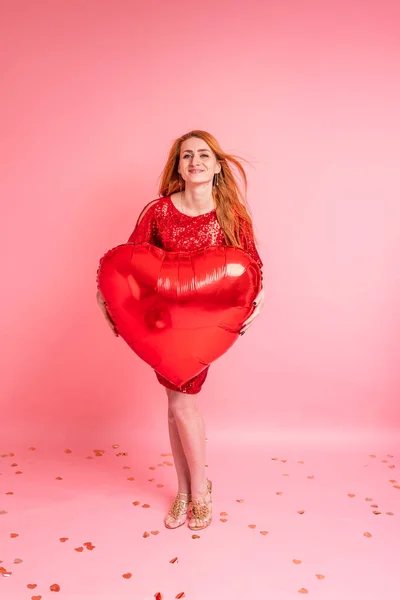 Vacker Rödhårig Flicka Med Rött Hjärta Baloon Poserar Glad Alla — Stockfoto