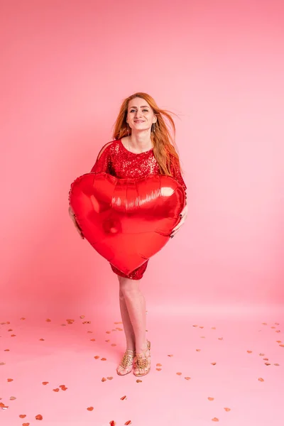 Belle Rousse Fille Avec Coeur Rouge Ballon Posant Bonne Saint — Photo