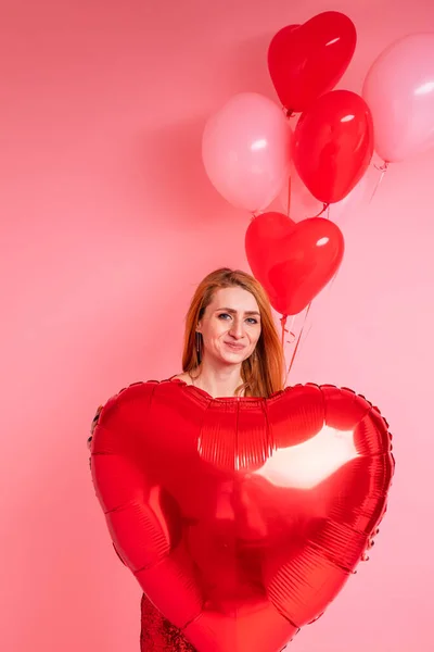 Beautiful Redhead Girl Red Heart Baloon Posing Happy Valentine Day — Φωτογραφία Αρχείου