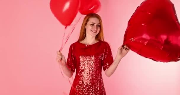 Красивая Рыжая Девушка Красным Сердечным Шариком Позирует Днем Святого Валентина — стоковое видео