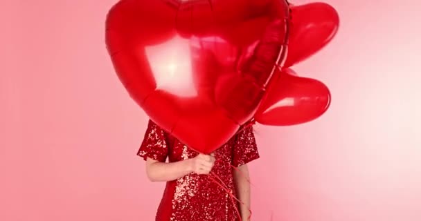 Hermosa Pelirroja Con Corazón Rojo Posando Globo Feliz Día San — Vídeo de stock
