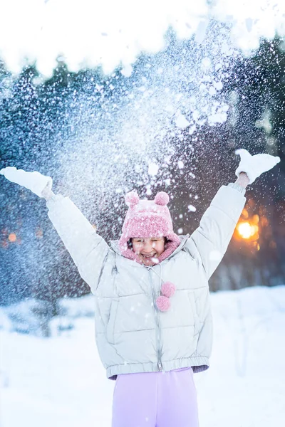 Cute Little Teenage Girl Having Fun Playing Snowballs Ready Throw — Fotografia de Stock
