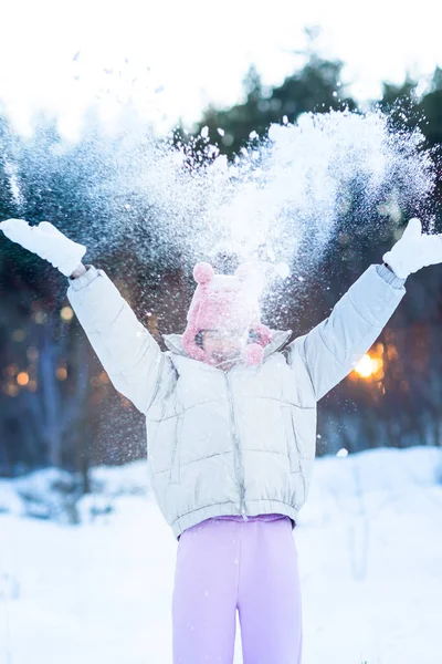 Cute Little Teenage Girl Zabawy Kulami Śnieżnymi Gotowy Rzucania Śniegu — Zdjęcie stockowe