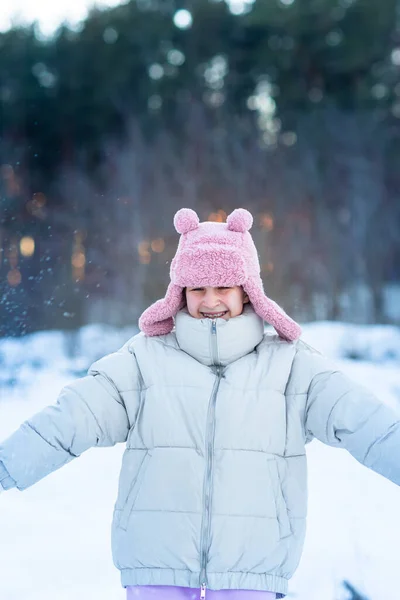 Küçük Tatlı Kız Kartoplarıyla Oynarken Eğleniyor Kartopu Atmaya Hazır Kar — Stok fotoğraf