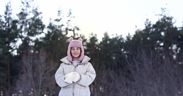Cute Little Teenage Girl Zabawy Kulami Śnieżnymi Gotowy Rzucania Śniegu — Wideo stockowe