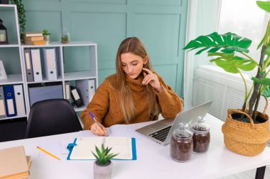 Mutlu gülümseyen genç kız öğrenci bilgisayarında sanal sınıfta video zoom sınıfı webinar öğreniyor. Çevrimiçi eğitim, ev kavramından öğrenim.