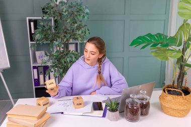 Mutlu gülümseyen genç kız öğrenci bilgisayarında sanal sınıfta video zoom sınıfı webinar öğreniyor. Çevrimiçi eğitim, ev kavramından öğrenim.