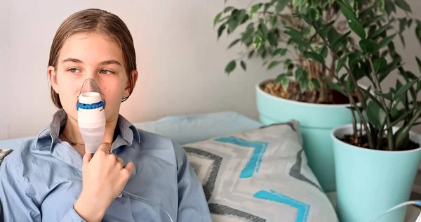 Teenage Girl Makes Inhalation Nebulizer Equipment Sick Child Holding Inhalator — Stock Photo, Image