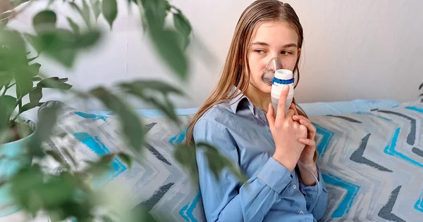 Tonårstjej Gör Inhalation Med Nebulisator Utrustning Sjukt Barn Som Håller — Stockfoto