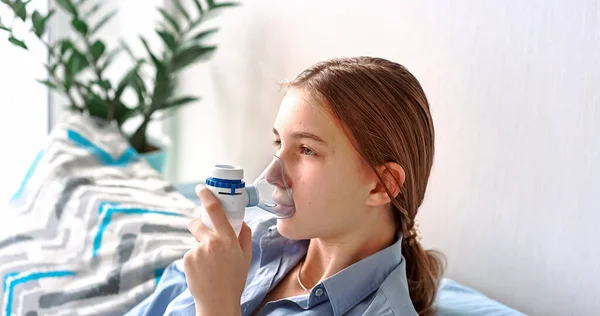 Nastolatka Robi Inhalację Sprzętem Nebulizacji Chore Dziecko Trzyma Inhalator Ręku — Zdjęcie stockowe