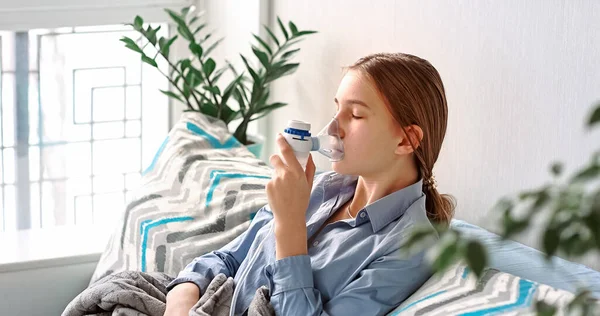 Teenage Girl Dělá Inhalaci Rozprašovačem Zařízení Nemocné Dítě Drží Inhalátor — Stock fotografie