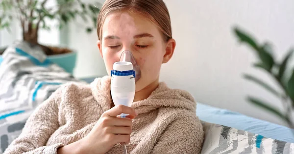 Adolescente Hace Inhalación Con Equipo Nebulización Niño Enfermo Sosteniendo Inhalador — Foto de Stock