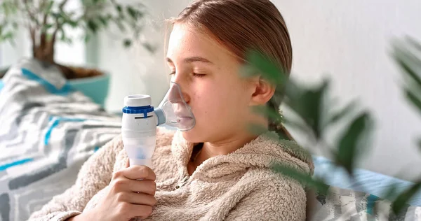 Nastolatka Robi Inhalację Sprzętem Nebulizacji Chore Dziecko Trzyma Inhalator Ręku — Zdjęcie stockowe