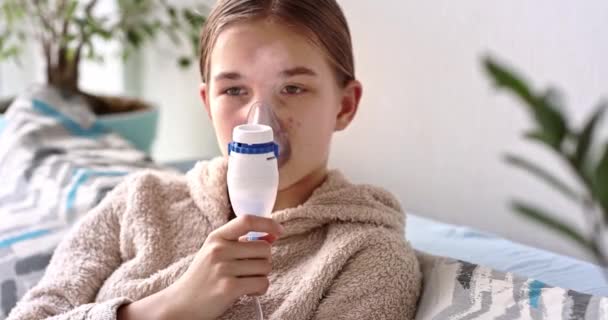 Nastolatka Robi Inhalację Sprzętem Nebulizacji Chore Dziecko Trzyma Inhalator Ręku — Wideo stockowe