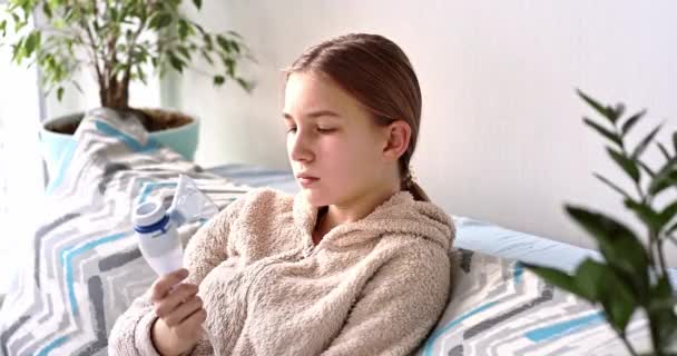 Teenagermädchen Inhaliert Mit Einem Vernebler Krankes Kind Hält Inhalator Der — Stockvideo