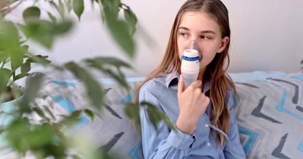 Adolescente Faz Inalação Com Equipamento Nebulização Criança Doente Segurando Inalador — Vídeo de Stock