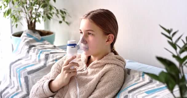 Adolescente Hace Inhalación Con Equipo Nebulización Niño Enfermo Sosteniendo Inhalador — Vídeos de Stock