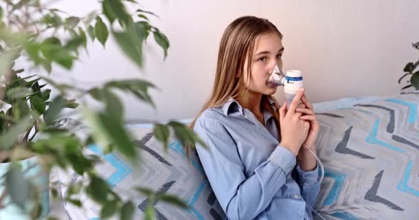 Nastolatka Robi Inhalację Sprzętem Nebulizacji Chore Dziecko Trzyma Inhalator Ręku — Wideo stockowe