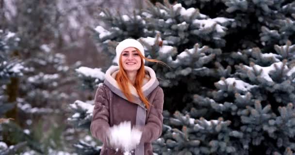 Fille Hiver Jetant Boule Neige Caméra Souriant Heureux Amuser Plein — Video