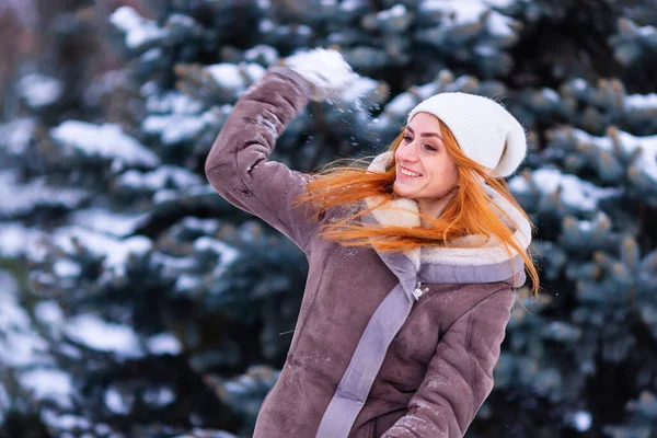 Menina Inverno Jogando Bola Neve Câmera Sorrindo Feliz Divertindo Livre — Fotografia de Stock