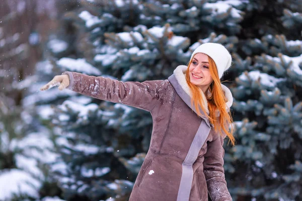 Winter Meisje Gooien Sneeuwbal Camera Glimlachend Gelukkig Plezier Hebben Buiten — Stockfoto