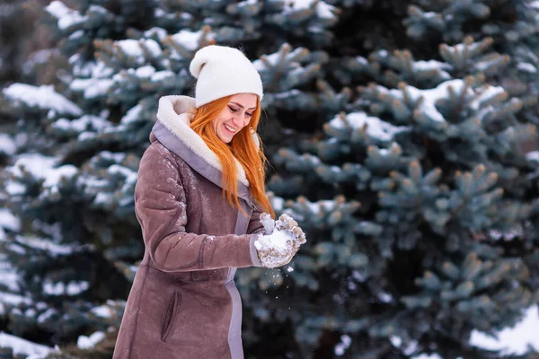 Winter Meisje Gooien Sneeuwbal Camera Glimlachend Gelukkig Plezier Hebben Buiten — Stockfoto