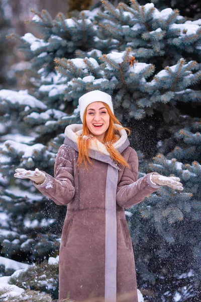 Menina Inverno Jogando Bola Neve Câmera Sorrindo Feliz Divertindo Livre — Fotografia de Stock